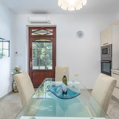 Lazzarich With Terrace Apartment *